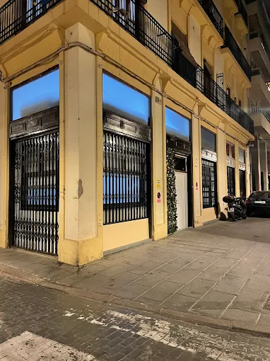 SocialClub Mary Jane Storefront - Elegant facade in Valencia